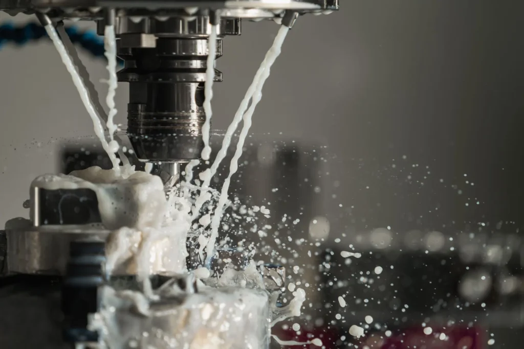 Fresatrice CNC in lavorazione con refrigerante