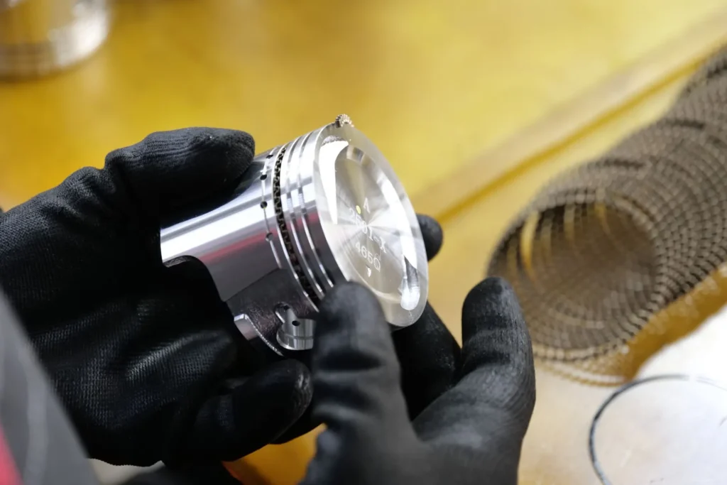 Pistone nuovo esaminato dalle mani del tecnico