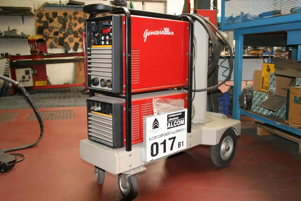 Saldatrice TIG Genesis 260 nell'officina Rettifica Trobiani