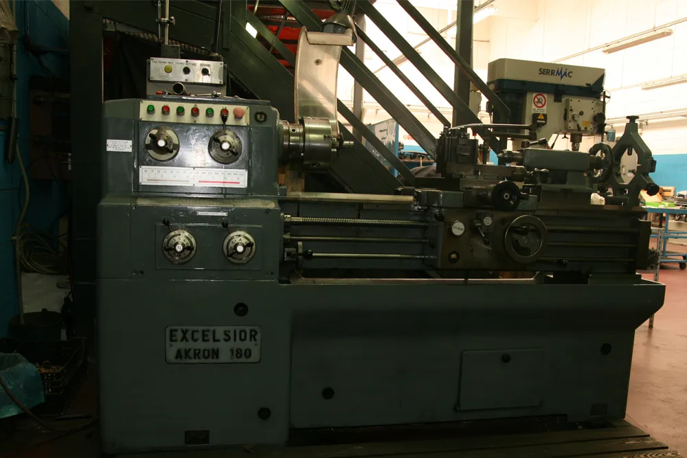 Tornio parallelo Excelsior Akron 180 nell'officina Rettifica Trobiani
