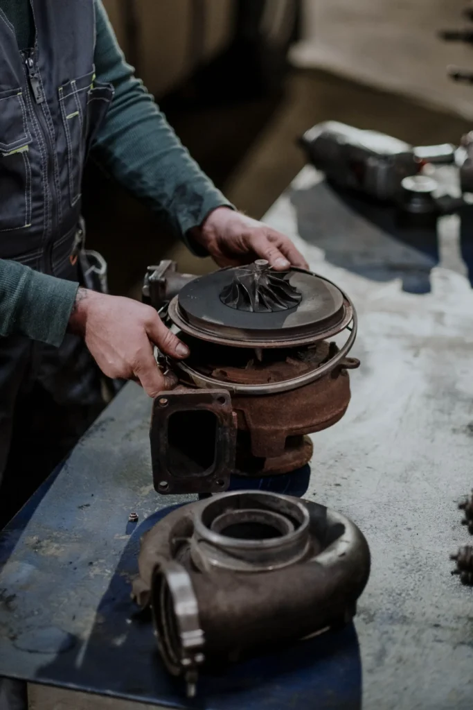 Turbina smontata con girante e chiocciola durante la revisione